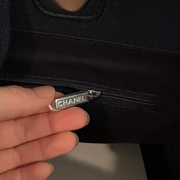 *SOLD* CHANEL DEAUVILLE LARGE TOTE - Picture 4 of 16